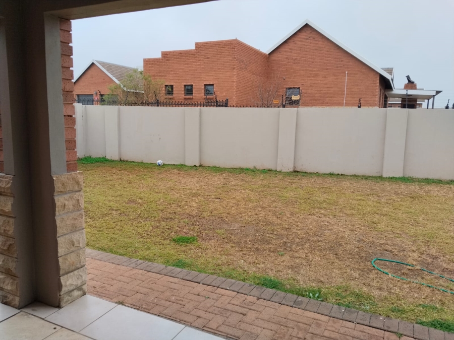 To Let 3 Bedroom Property for Rent in Hillside Free State